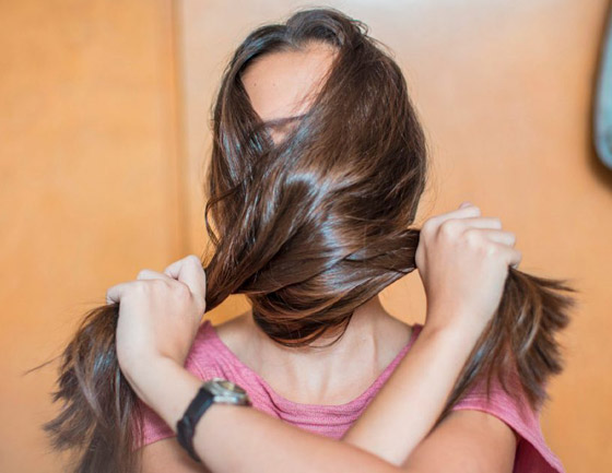 منها تعطير الشعر.. تعرفوا إلى أخطاء فادحة شهيرة تهدد جمال المرأة صورة رقم 2 منها تعطير الشعر.. تعرفوا إلى أخطاء فادحة شهيرة تهدد جمال المرأة صورة رقم 2