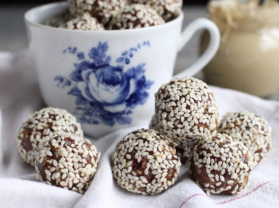 إليكم طريقة تحضير حلى كرات التمر بالسمسم السعودية لعيد الأضحى صورة رقم 3