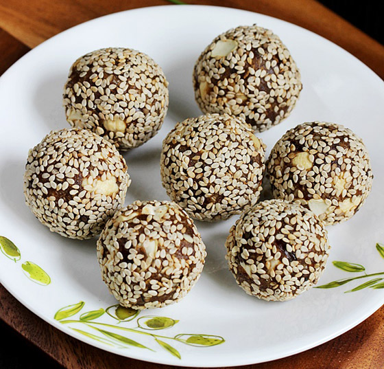 إليكم طريقة تحضير حلى كرات التمر بالسمسم السعودية لعيد الأضحى صورة رقم 4