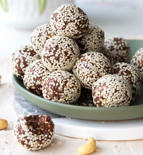 إليكم طريقة تحضير حلى كرات التمر بالسمسم السعودية لعيد الأضحى صورة رقم 5