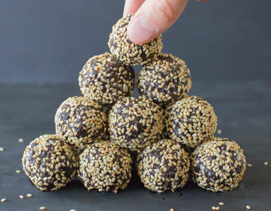 إليكم طريقة تحضير حلى كرات التمر بالسمسم السعودية لعيد الأضحى صورة رقم 6