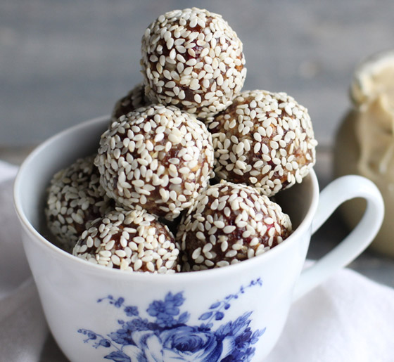 إليكم طريقة تحضير حلى كرات التمر بالسمسم السعودية لعيد الأضحى صورة رقم 7