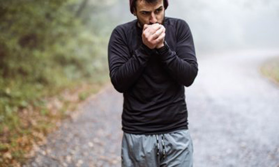 لا علاقة للطقس البارد، سببٌ عجيب قد يكون وراء برودة اليدين والقدمين صورة رقم 1