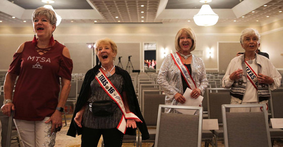 صور: جدة جميلة (63 عاما) تفوز بمسابقة ملكة جمال المسنات في أمريكا صورة رقم 6