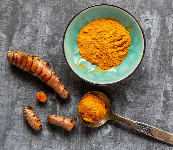 يحارب القشرة ويحسّن صحة فروة الرأس.. فوائد الكركم السحرية للشعر صورة رقم 9 يحارب القشرة ويحسّن صحة فروة الرأس.. فوائد الكركم السحرية للشعر صورة رقم 9