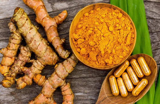 يحارب القشرة ويحسّن صحة فروة الرأس.. فوائد الكركم السحرية للشعر صورة رقم 2 يحارب القشرة ويحسّن صحة فروة الرأس.. فوائد الكركم السحرية للشعر صورة رقم 2