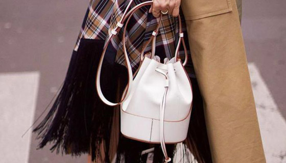 الحقيبة الدلو تتربع على عرش الموضة صورة رقم 5