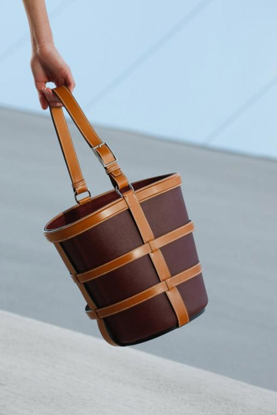 الحقيبة الدلو تتربع على عرش الموضة صورة رقم 2