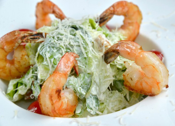 إليكم طريقة تحضير سلطة السيزر بالروبيان الشهية والصحية صورة رقم 1