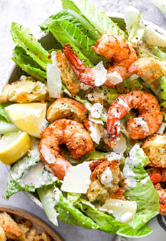 إليكم طريقة تحضير سلطة السيزر بالروبيان الشهية والصحية صورة رقم 3