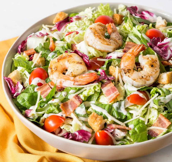 إليكم طريقة تحضير سلطة السيزر بالروبيان الشهية والصحية صورة رقم 4