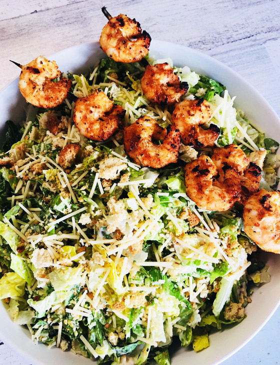 إليكم طريقة تحضير سلطة السيزر بالروبيان الشهية والصحية صورة رقم 5