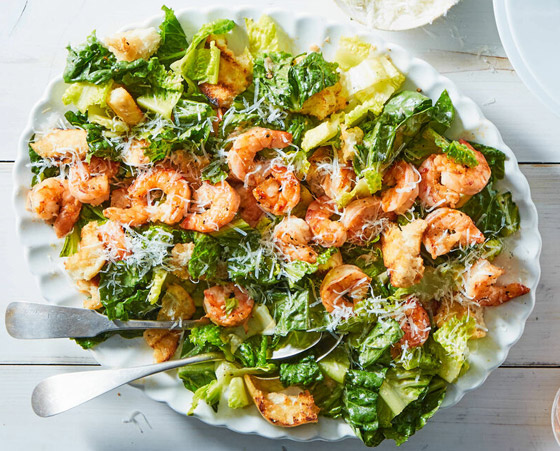 إليكم طريقة تحضير سلطة السيزر بالروبيان الشهية والصحية صورة رقم 6