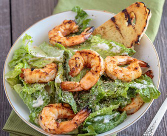 إليكم طريقة تحضير سلطة السيزر بالروبيان الشهية والصحية صورة رقم 7