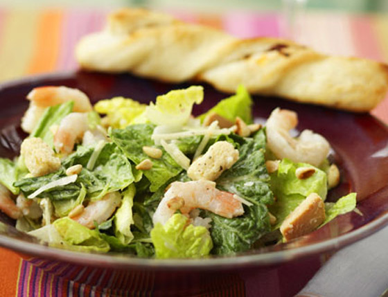 إليكم طريقة تحضير سلطة السيزر بالروبيان الشهية والصحية صورة رقم 10