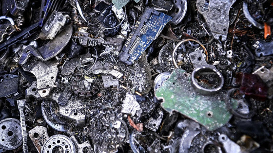 يستقطبون ماركات عالمية.. مصمّمون يبثون حياة جديدة بمخلفات فرنسا صورة رقم 2