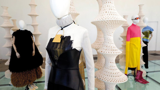 يستقطبون ماركات عالمية.. مصمّمون يبثون حياة جديدة بمخلفات فرنسا صورة رقم 1