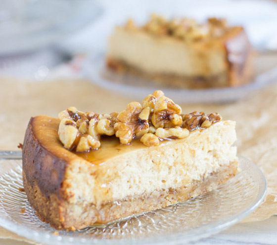 إليكم طريقة تحضير تشيز كيك التمر والجوز اللذيذ والمميز صورة رقم 6 إليكم طريقة تحضير تشيز كيك التمر والجوز اللذيذ والمميز صورة رقم 6