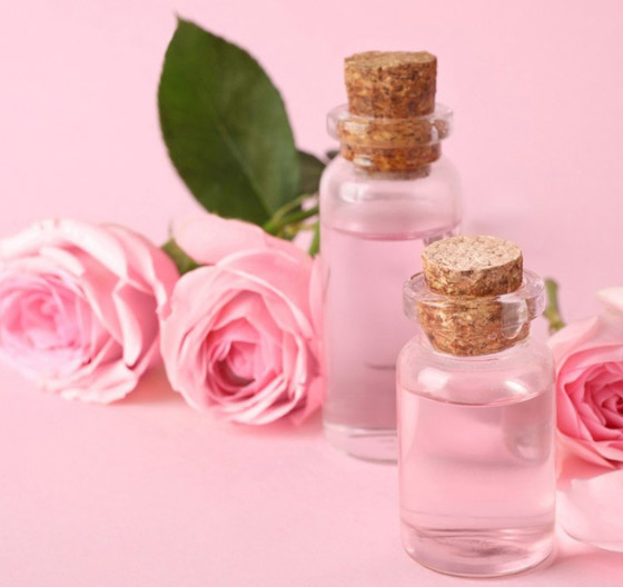 إليكم فوائد عديدة صحية وجمالية لماء الورد السحري صورة رقم 1