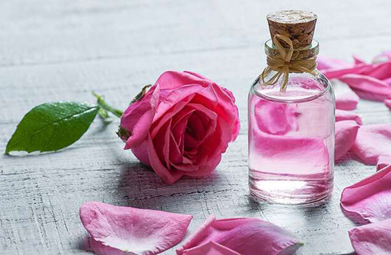 إليكم فوائد عديدة صحية وجمالية لماء الورد السحري صورة رقم 4