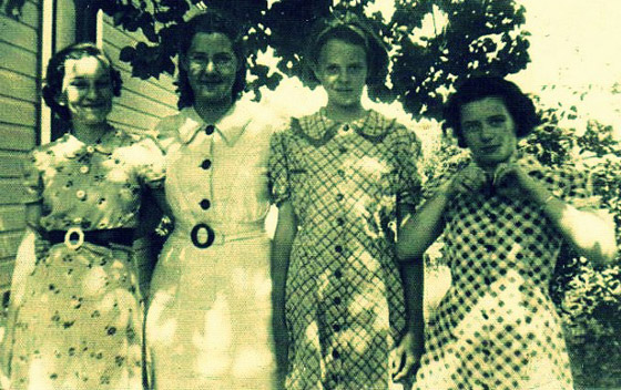 أسنان سوداء وأقنعة الطيور.. إليكم أغرب 10 اتجاهات للموضة عبر التاريخ صورة رقم 2