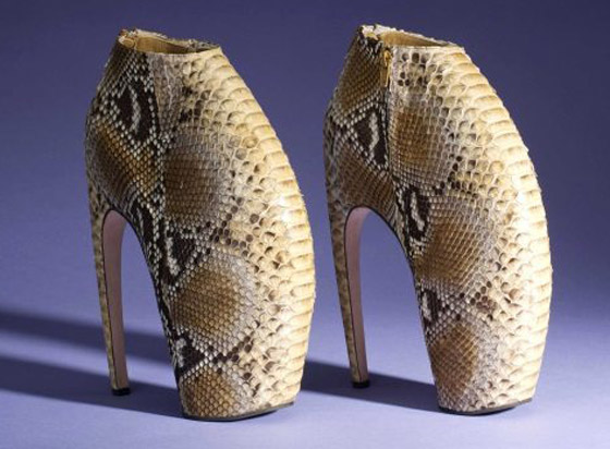 أسنان سوداء وأقنعة الطيور.. إليكم أغرب 10 اتجاهات للموضة عبر التاريخ صورة رقم 7