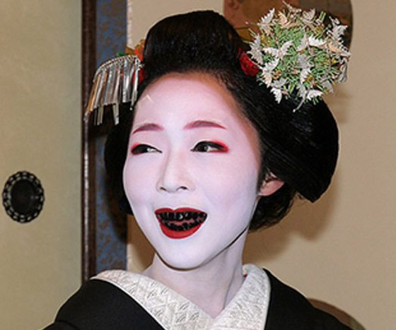 أسنان سوداء وأقنعة الطيور.. إليكم أغرب 10 اتجاهات للموضة عبر التاريخ صورة رقم 9