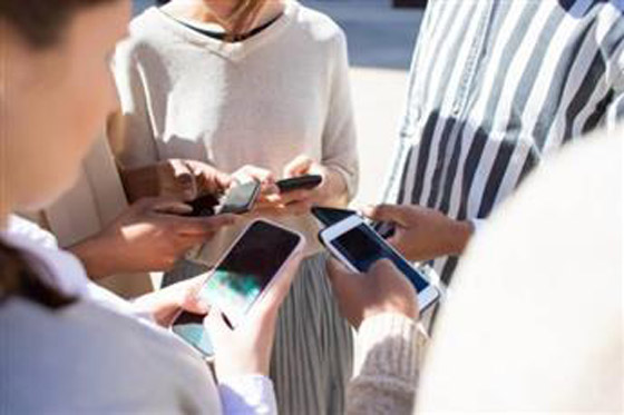 الاعتماد على الهواتف يضعف حواسنا ببطء صورة رقم 2