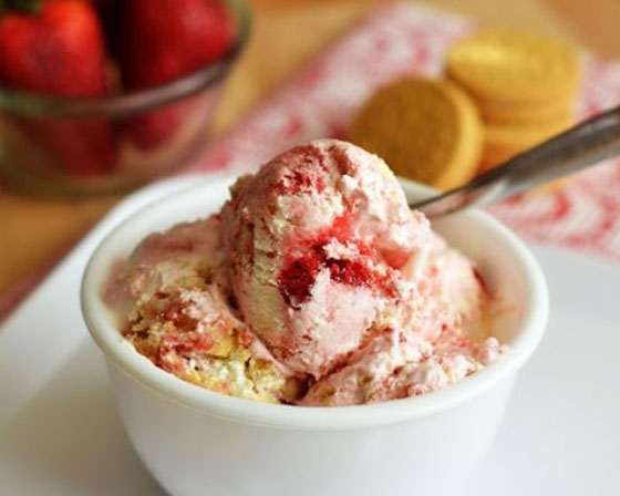 إليكم طريقة تحضير آيس كريم تشيز كيك بالفراولة الطيبة صورة رقم 1 إليكم طريقة تحضير آيس كريم تشيز كيك بالفراولة الطيبة صورة رقم 1