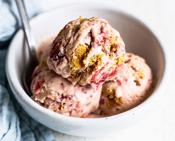 إليكم طريقة تحضير آيس كريم تشيز كيك بالفراولة الطيبة صورة رقم 3 إليكم طريقة تحضير آيس كريم تشيز كيك بالفراولة الطيبة صورة رقم 3