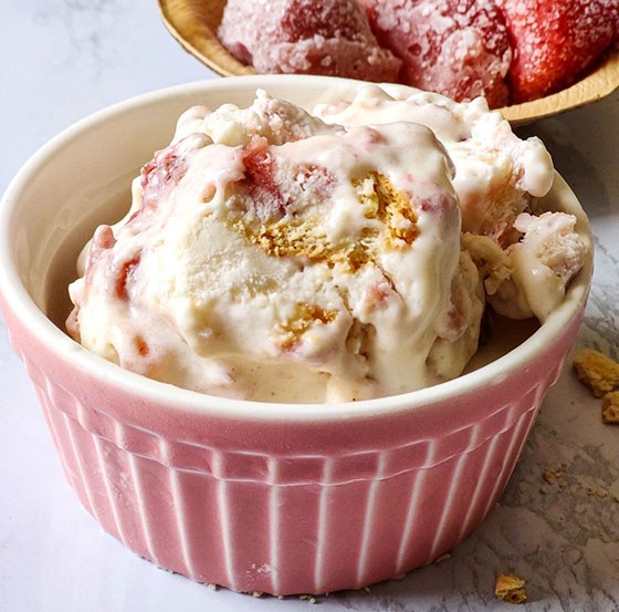 إليكم طريقة تحضير آيس كريم تشيز كيك بالفراولة الطيبة صورة رقم 7 إليكم طريقة تحضير آيس كريم تشيز كيك بالفراولة الطيبة صورة رقم 7