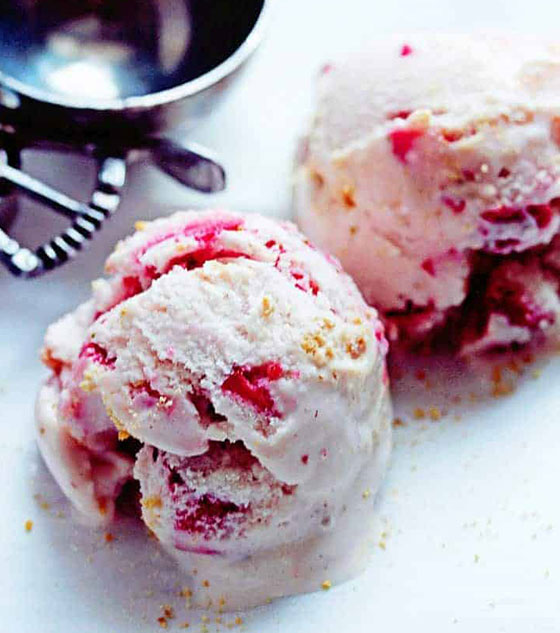 إليكم طريقة تحضير آيس كريم تشيز كيك بالفراولة الطيبة صورة رقم 8 إليكم طريقة تحضير آيس كريم تشيز كيك بالفراولة الطيبة صورة رقم 8