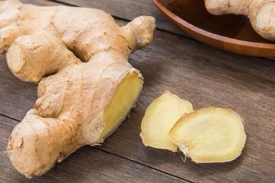 وصفات طبيعية سحرية.. بخاخ تكثيف الشعر بالشاي والزنجبيل صورة رقم 2