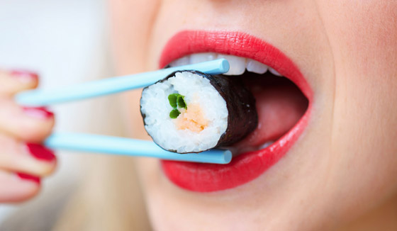 السمك يلمس اللسان أولا.. كيف تتناول السوشي مثل ياباني محترف؟ صورة رقم 6