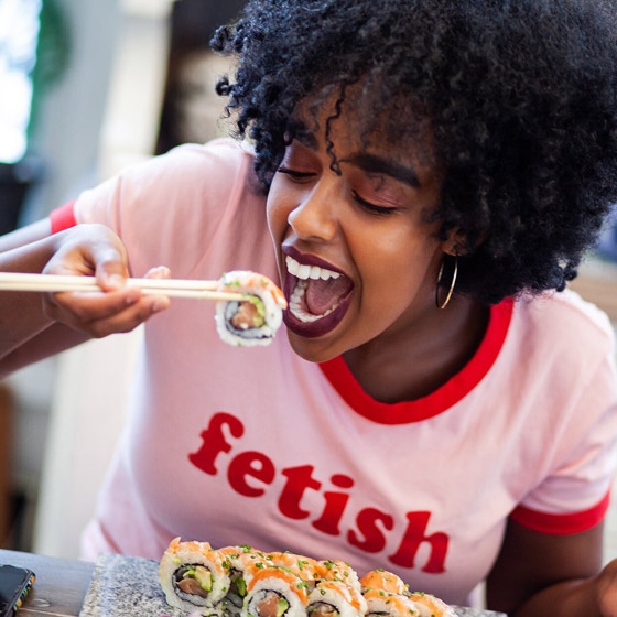 السمك يلمس اللسان أولا.. كيف تتناول السوشي مثل ياباني محترف؟ صورة رقم 7