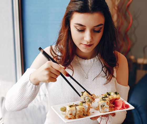 السمك يلمس اللسان أولا.. كيف تتناول السوشي مثل ياباني محترف؟ صورة رقم 8