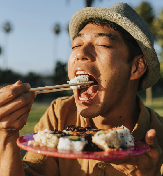 السمك يلمس اللسان أولا.. كيف تتناول السوشي مثل ياباني محترف؟ صورة رقم 2
