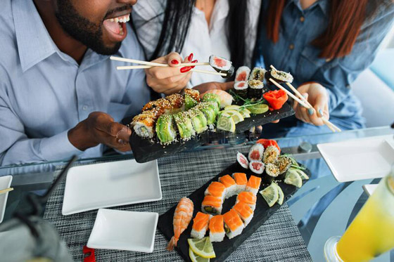 السمك يلمس اللسان أولا.. كيف تتناول السوشي مثل ياباني محترف؟ صورة رقم 9