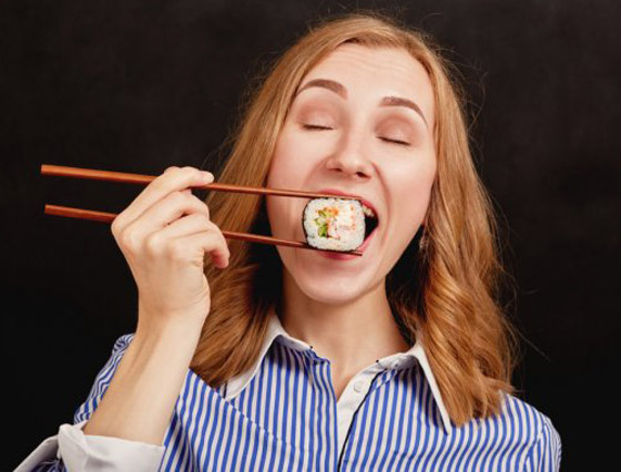 السمك يلمس اللسان أولا.. كيف تتناول السوشي مثل ياباني محترف؟ صورة رقم 10