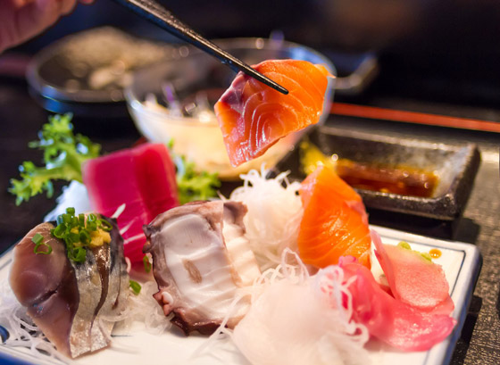 السمك يلمس اللسان أولا.. كيف تتناول السوشي مثل ياباني محترف؟ صورة رقم 12