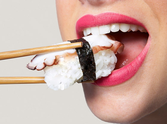 السمك يلمس اللسان أولا.. كيف تتناول السوشي مثل ياباني محترف؟ صورة رقم 3