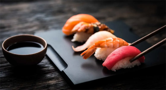 السمك يلمس اللسان أولا.. كيف تتناول السوشي مثل ياباني محترف؟ صورة رقم 1