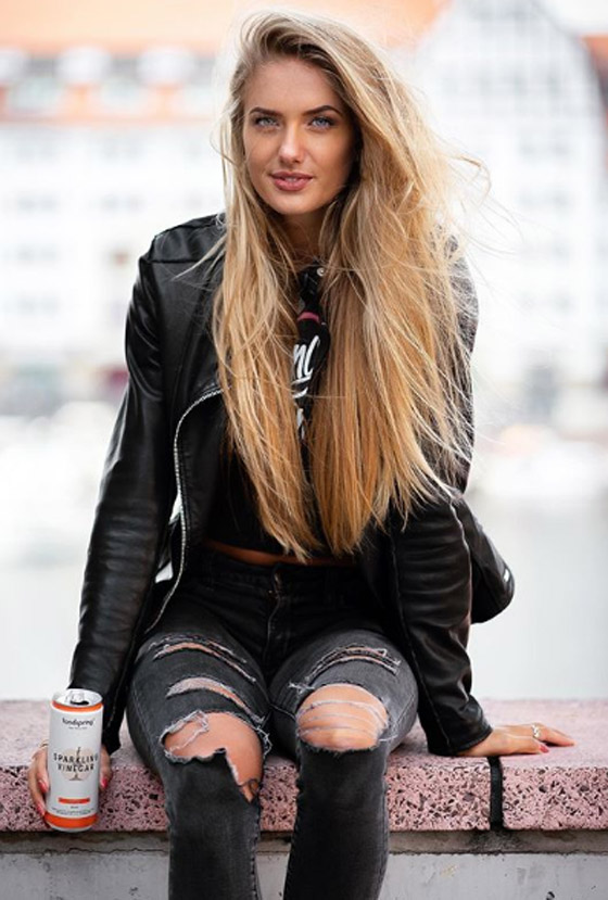 من عداءة أولمبية إلى عارضة أزياء.. أجمل رياضية بالعالم تدخل عالم الموضة صورة رقم 15