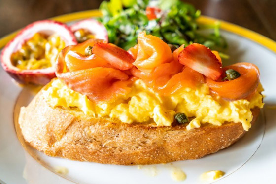 إليكم طريقة تحضير بيض مخفوق مع السلمون المدخن الطيب للرجيم صورة رقم 1