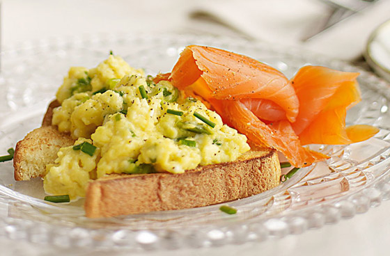 إليكم طريقة تحضير بيض مخفوق مع السلمون المدخن الطيب للرجيم صورة رقم 3