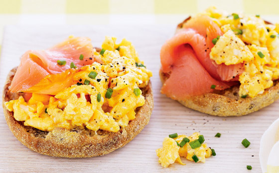 إليكم طريقة تحضير بيض مخفوق مع السلمون المدخن الطيب للرجيم صورة رقم 4