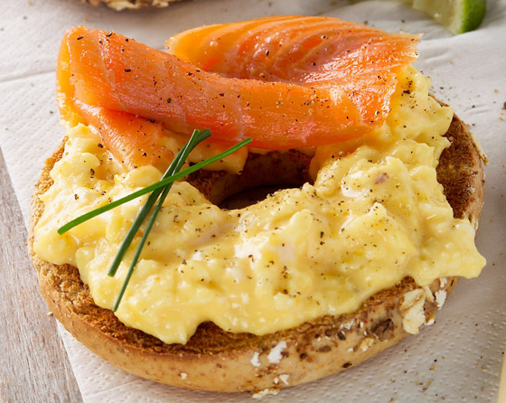 إليكم طريقة تحضير بيض مخفوق مع السلمون المدخن الطيب للرجيم صورة رقم 6