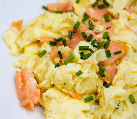 إليكم طريقة تحضير بيض مخفوق مع السلمون المدخن الطيب للرجيم صورة رقم 7