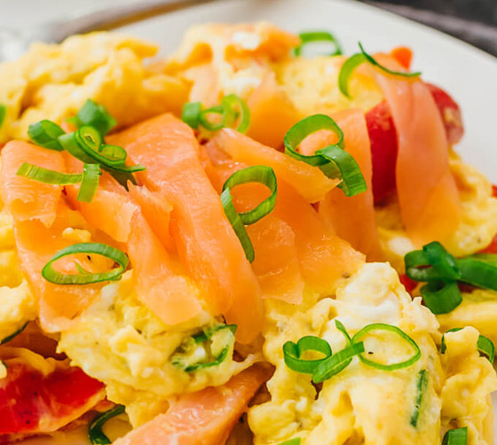 إليكم طريقة تحضير بيض مخفوق مع السلمون المدخن الطيب للرجيم صورة رقم 8