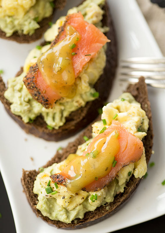 إليكم طريقة تحضير بيض مخفوق مع السلمون المدخن الطيب للرجيم صورة رقم 9